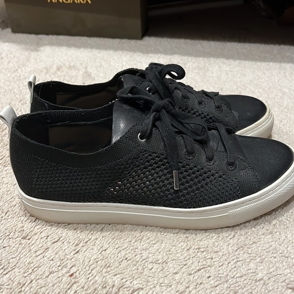 Banana Republic Black Leather & Mesh Sneakers. Women's 8. - Picture 3 of 3